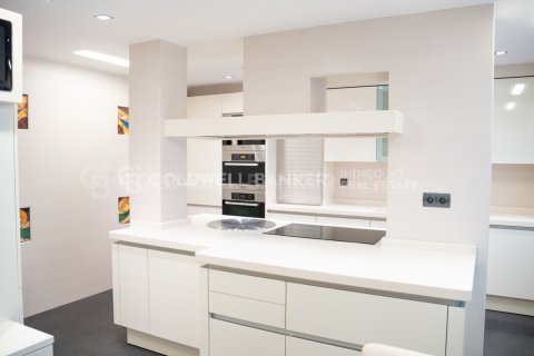 Apartment for sale in Vigo, Pontevedra, Spain 5 bedrooms, 332 sq.m. No. 156874 - photo 18