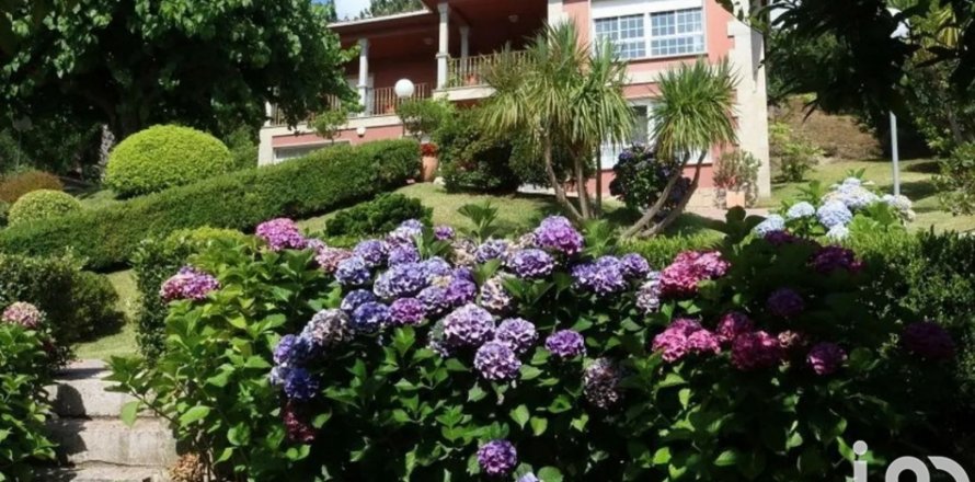 Дом в Понтеведра, Испания 4 спальни, 7100м2 №153937