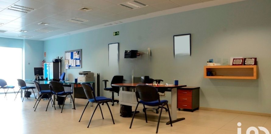 Commercial property in Chiclana de la Frontera, Cadiz, Spain 200 sq.m. No. 153934