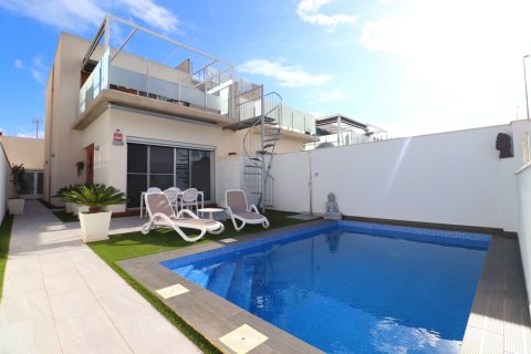 Продажа таухауса в Дайя Вьеха, Аликанте, Испания 3 спальни, 133м2 №143800 - фото 1