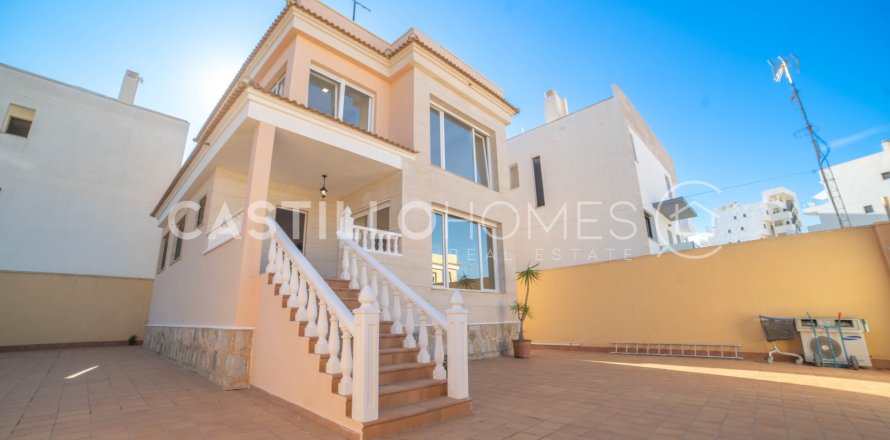 Villa in Villamartin, Alicante, Spain 4 bedrooms, 195 sq.m. No. 143802