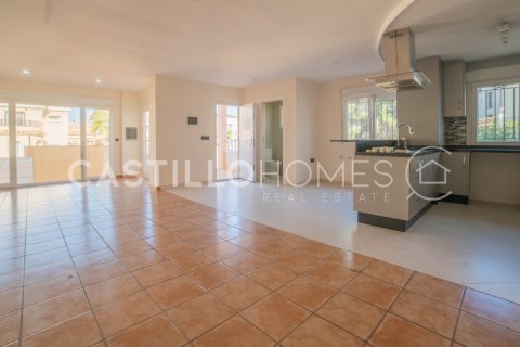 Villa for sale in Villamartin, Alicante, Spain 4 bedrooms, 195 sq.m. No. 143802 - photo 2