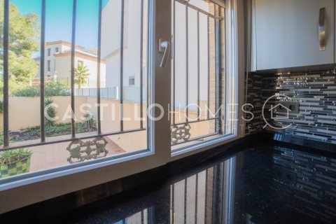 Villa for sale in Villamartin, Alicante, Spain 4 bedrooms, 195 sq.m. No. 143802 - photo 9