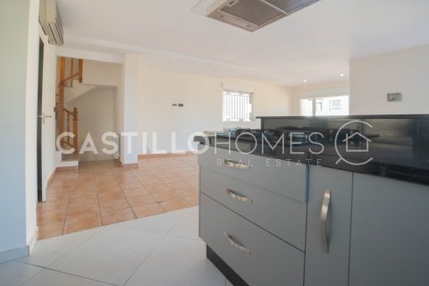 Villa for sale in Villamartin, Alicante, Spain 4 bedrooms, 195 sq.m. No. 143802 - photo 8