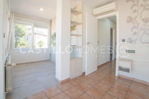 Villa for sale in Villamartin, Alicante, Spain 4 bedrooms, 195 sq.m. No. 143802 - photo 16