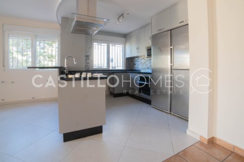 Villa for sale in Villamartin, Alicante, Spain 4 bedrooms, 195 sq.m. No. 143802 - photo 5