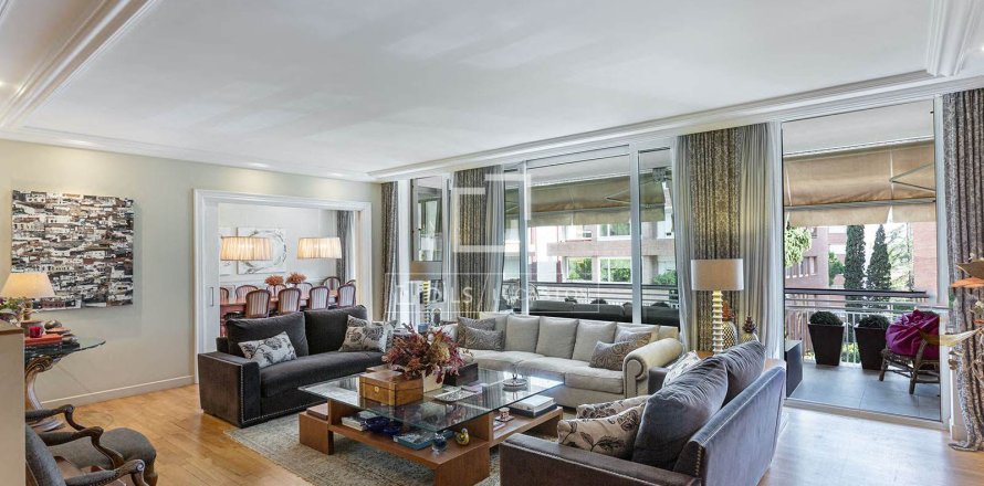 Huoneisto Barcelona, Espanja 6 makuuhuonetta, 479 m2 No. 164340