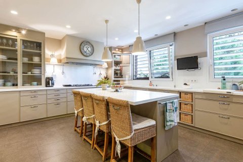 Huoneisto myytävänä Barcelona, Espanja, 6 makuuhuonetta, 479 m2 No. 164340 - kuva 12