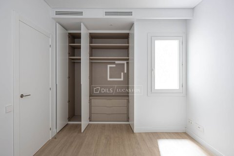 Huoneisto myytävänä Barcelona, Espanja, 5 makuuhuonetta, 134 m2 No. 192824 - kuva 11
