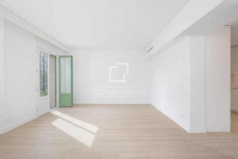 Huoneisto myytävänä Barcelona, Espanja, 5 makuuhuonetta, 134 m2 No. 192824 - kuva 3
