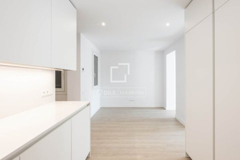 Huoneisto myytävänä Barcelona, Espanja, 5 makuuhuonetta, 134 m2 No. 192824 - kuva 9