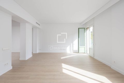 Huoneisto myytävänä Barcelona, Espanja, 5 makuuhuonetta, 134 m2 No. 192824 - kuva 2