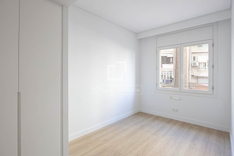 Huoneisto myytävänä Barcelona, Espanja, 5 makuuhuonetta, 134 m2 No. 192824 - kuva 12