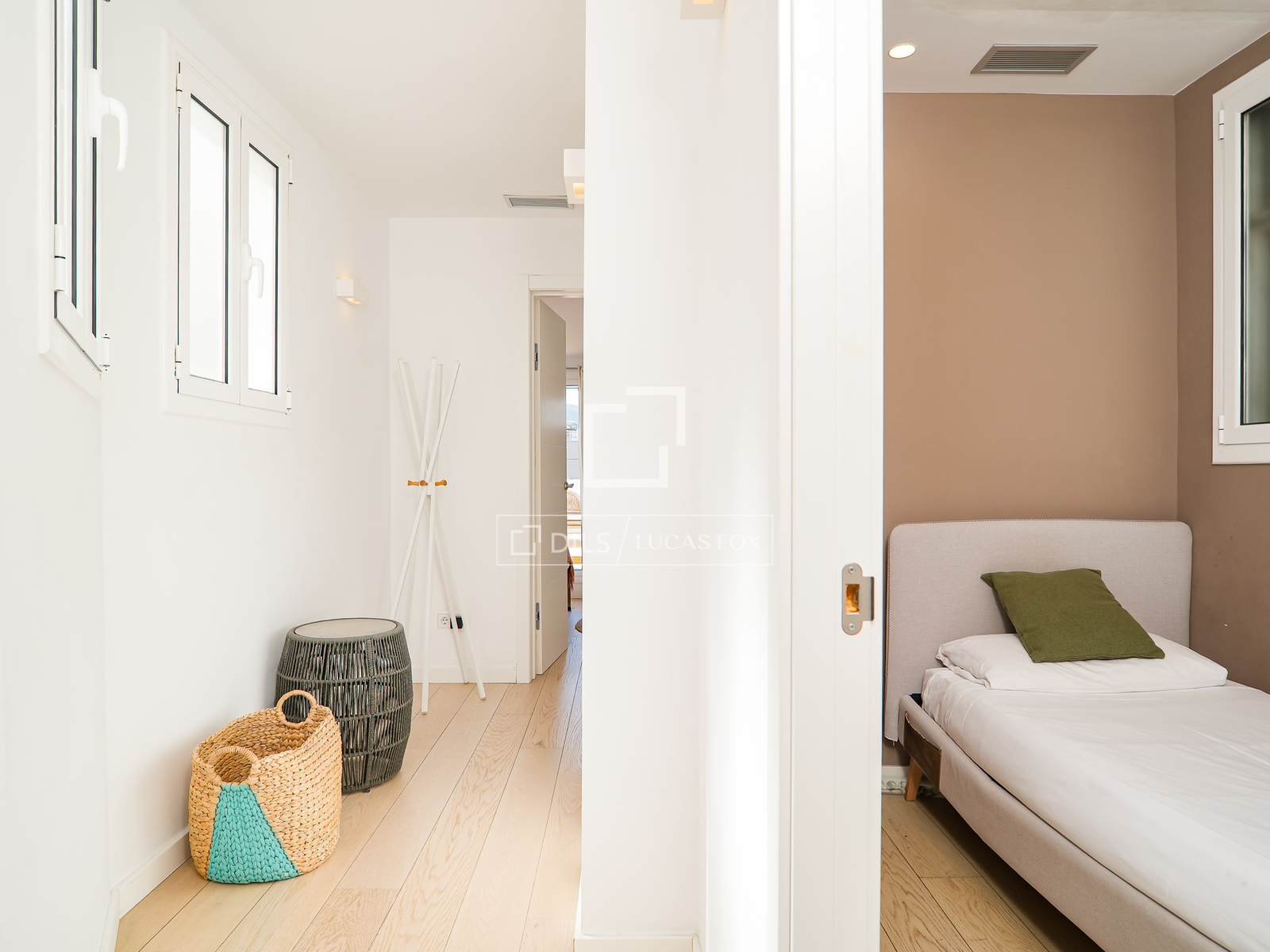 Penthouse in Barcelona, Spain 3 bedrooms, 81 sq.m. No. 166773