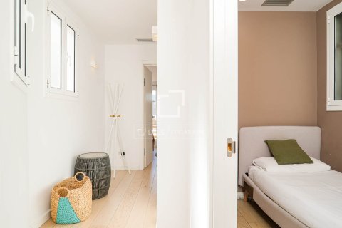 Takvåning till salu i Barcelona, Spanien 3 sovrum, 81 kvm. Nr. 166773 - foto 22