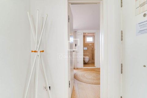Takvåning till salu i Barcelona, Spanien 3 sovrum, 81 kvm. Nr. 166773 - foto 16