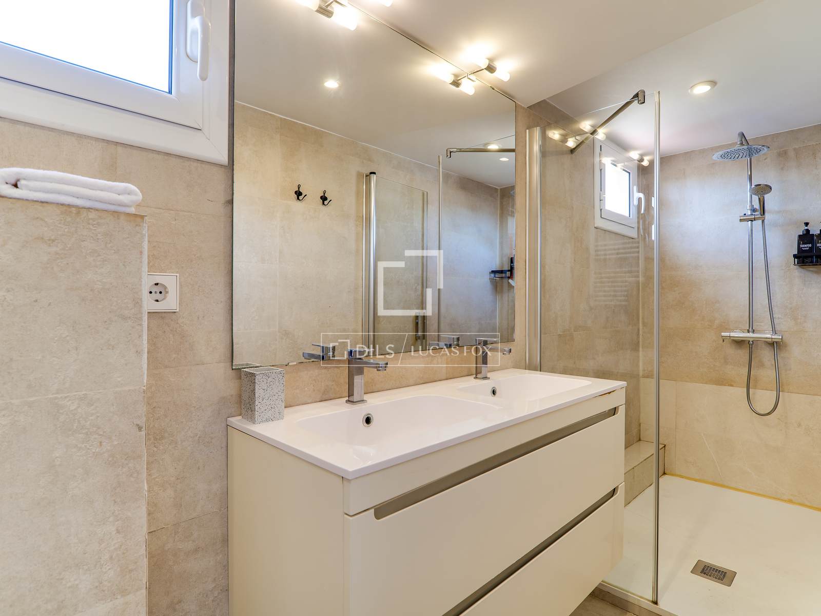 Penthouse in Barcelona, Spain 3 bedrooms, 81 sq.m. No. 166773
