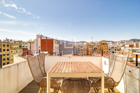 Takvåning till salu i Barcelona, Spanien 3 sovrum, 81 kvm. Nr. 166773 - foto 2