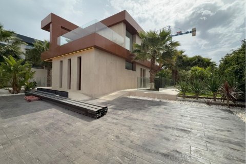Villa for sale in El Campello, Alicante, Spain 5 bedrooms,  No. 180880 - photo 3