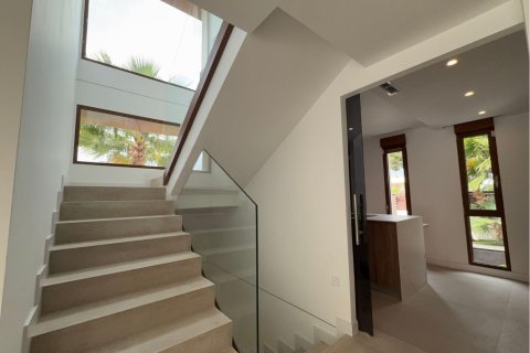 Villa for sale in El Campello, Alicante, Spain 5 bedrooms,  No. 180880 - photo 9