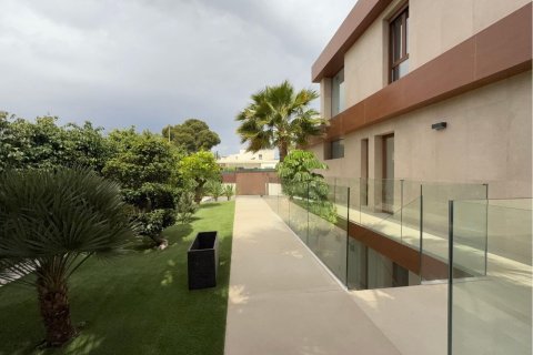 Villa for sale in El Campello, Alicante, Spain 5 bedrooms,  No. 180880 - photo 5