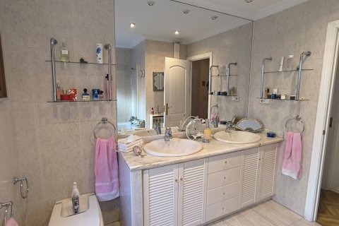 Apartment for rent Madrid, Spain 3 bedrooms, 250 sq.m. No. 107317 - photo 23