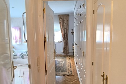 Apartment for rent Madrid, Spain 3 bedrooms, 250 sq.m. No. 107317 - photo 21