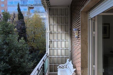 Apartment for rent Madrid, Spain 3 bedrooms, 250 sq.m. No. 107317 - photo 5