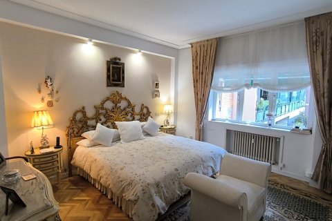 Apartment for rent Madrid, Spain 3 bedrooms, 250 sq.m. No. 107317 - photo 27