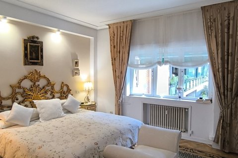 Apartment for rent Madrid, Spain 3 bedrooms, 250 sq.m. No. 107317 - photo 26