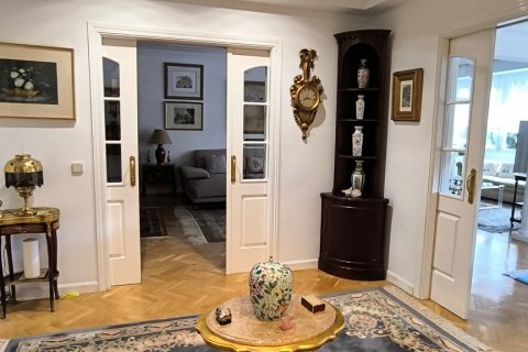 Apartment for rent Madrid, Spain 3 bedrooms, 250 sq.m. No. 107317 - photo 3