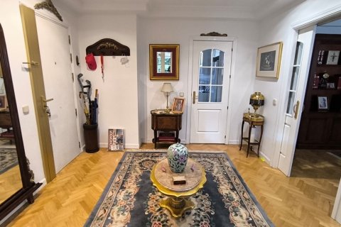Apartment for rent Madrid, Spain 3 bedrooms, 250 sq.m. No. 107317 - photo 2