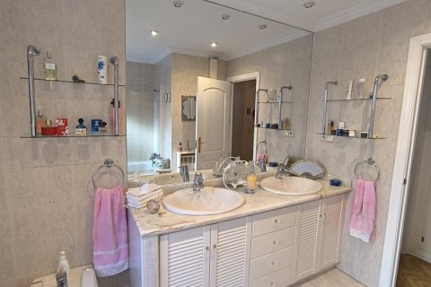 Apartment for rent Madrid, Spain 3 bedrooms, 250 sq.m. No. 107317 - photo 24