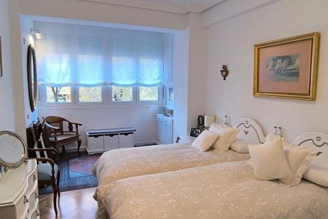 Apartment for rent Madrid, Spain 3 bedrooms, 250 sq.m. No. 107317 - photo 29