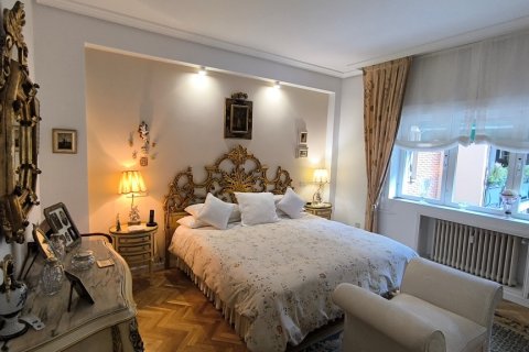 Apartment for rent Madrid, Spain 3 bedrooms, 250 sq.m. No. 107317 - photo 28