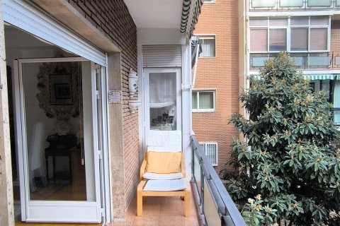 Apartment for rent Madrid, Spain 3 bedrooms, 250 sq.m. No. 107317 - photo 9