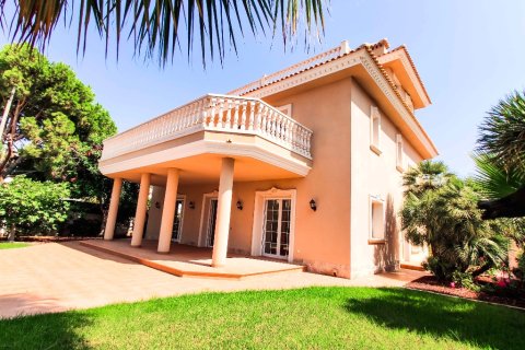 Villa for sale in Cabo Roig, Alicante, Spain 6 bedrooms, 500 sq.m. No. 149188 - photo 9