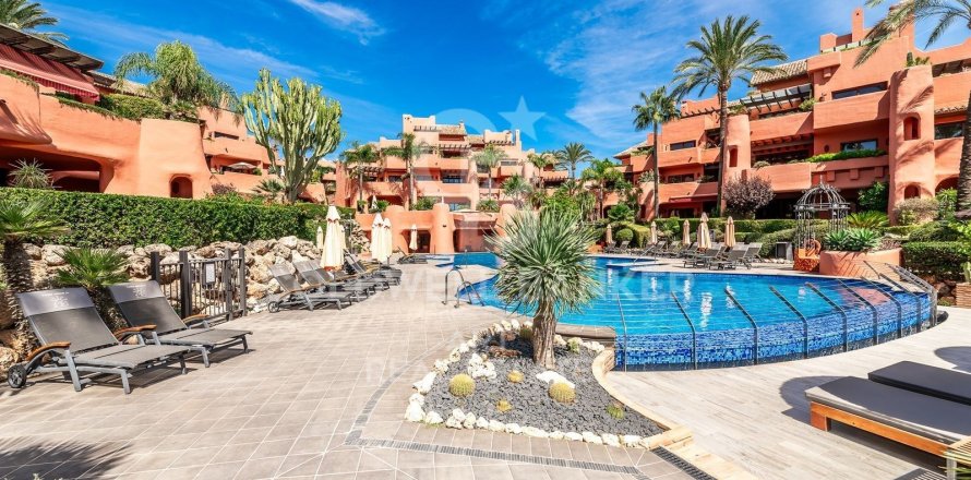 Apartamento en Estepona, Málaga, España 3 dormitorios, 179 m2 No. 157902