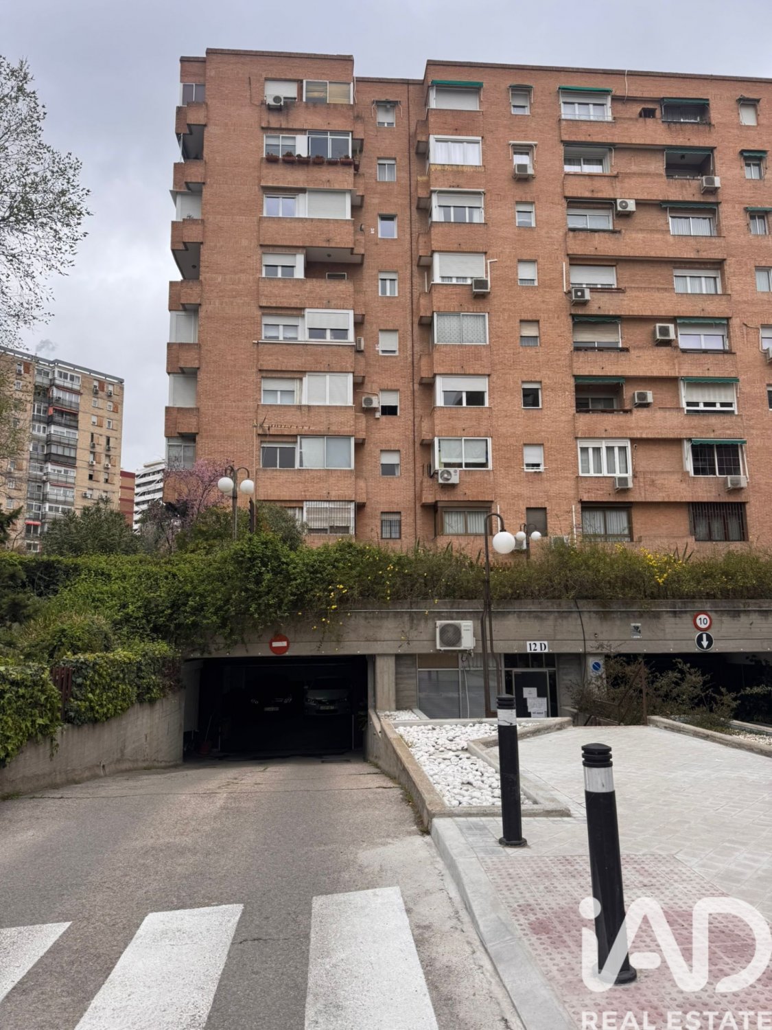 Garage in Madrid, Spain No. 185128