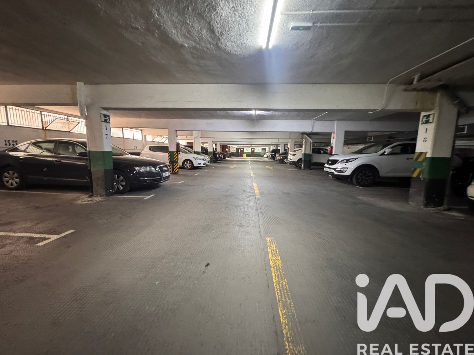 Garage in Madrid, Spain No. 185128
