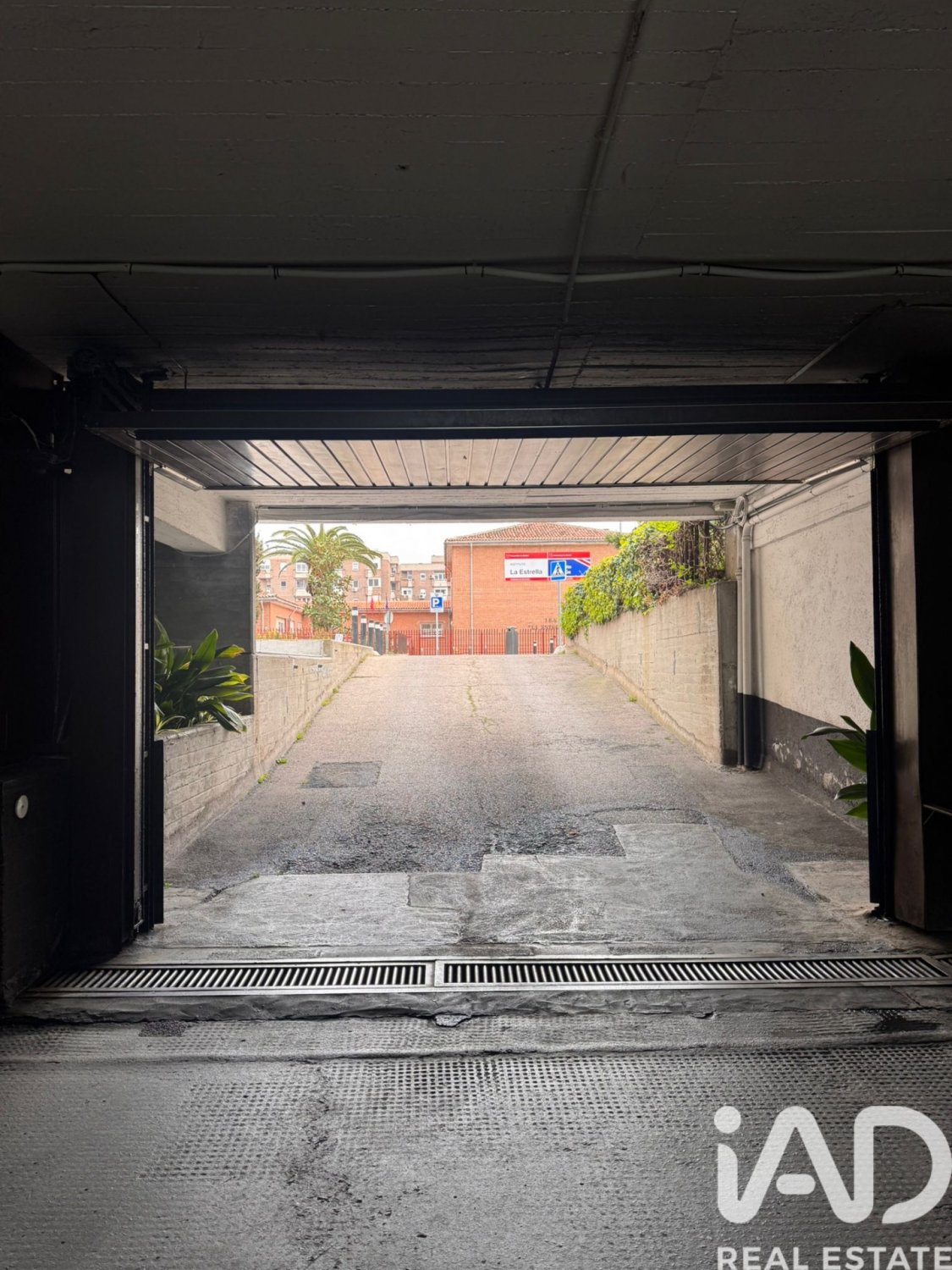 Garage in Madrid, Spain No. 185128