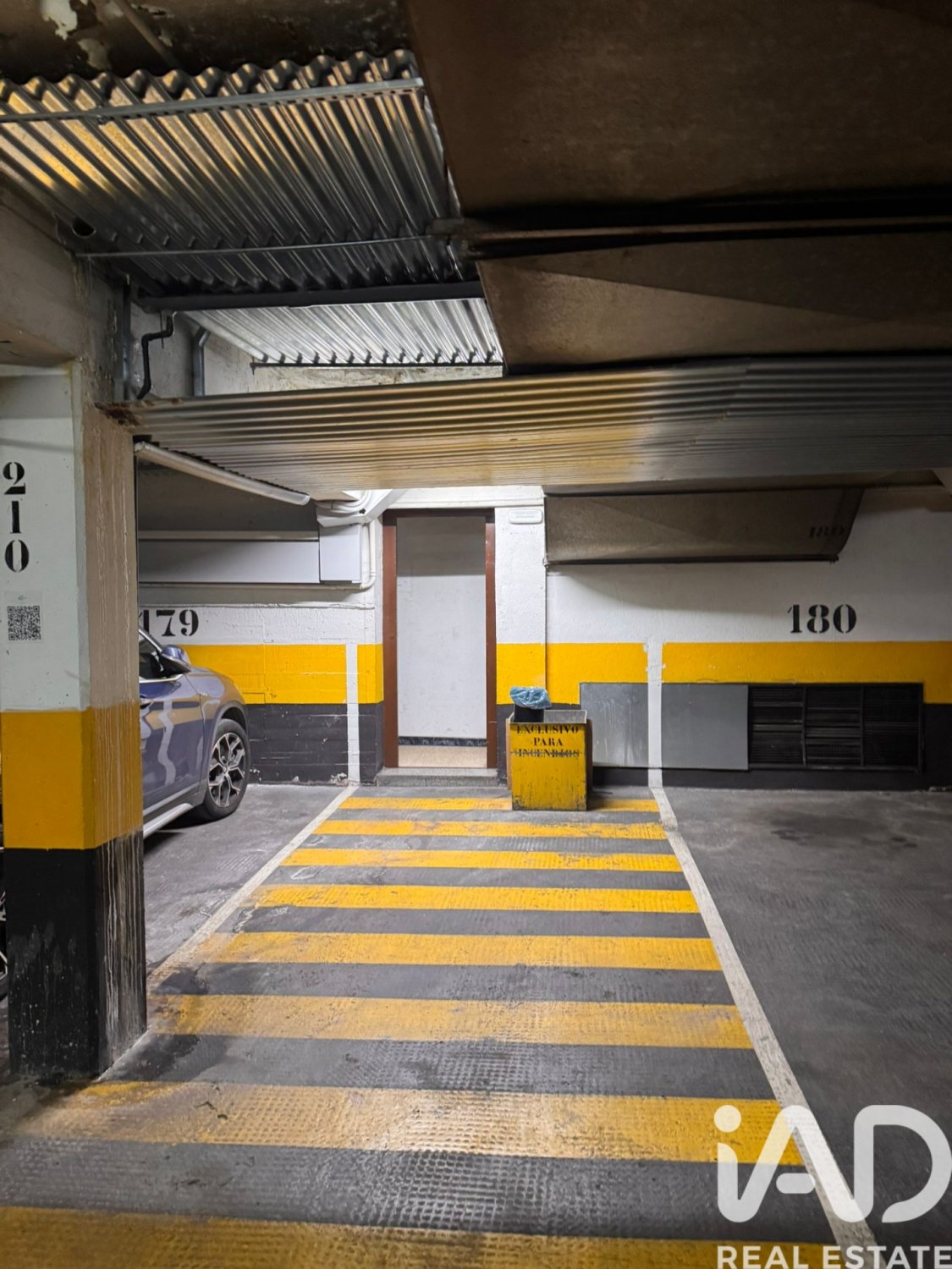 Garage in Madrid, Spain No. 185128