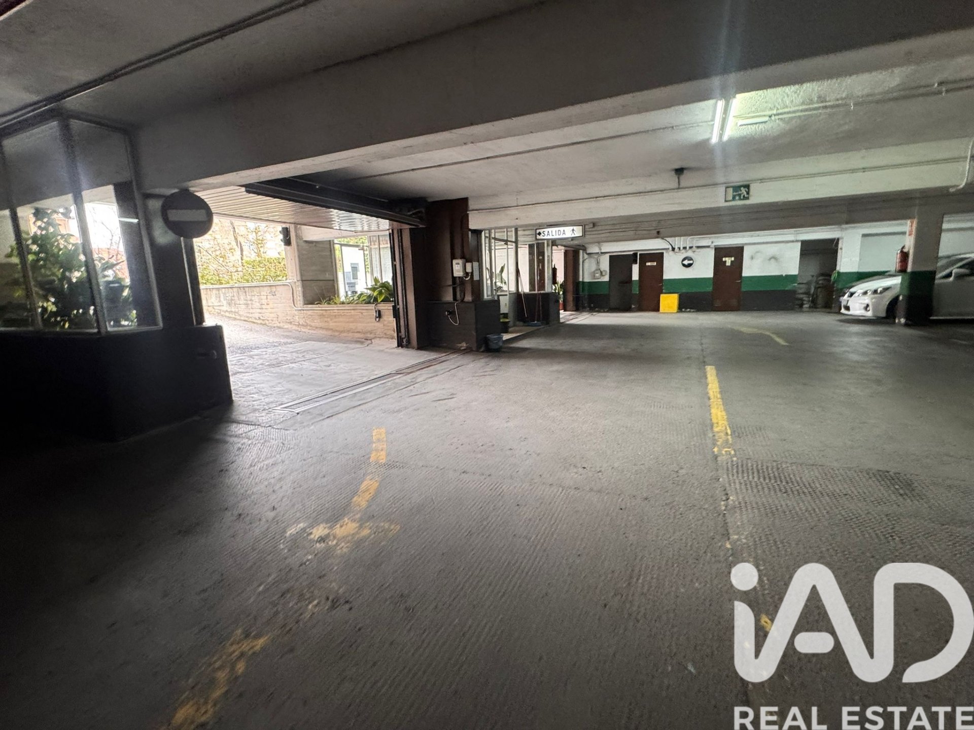 Garage in Madrid, Spain No. 185128
