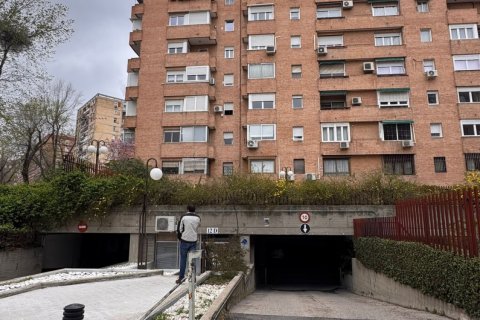 Autotallit myytävänä Madrid, Espanja , No. 185128 - kuva 3
