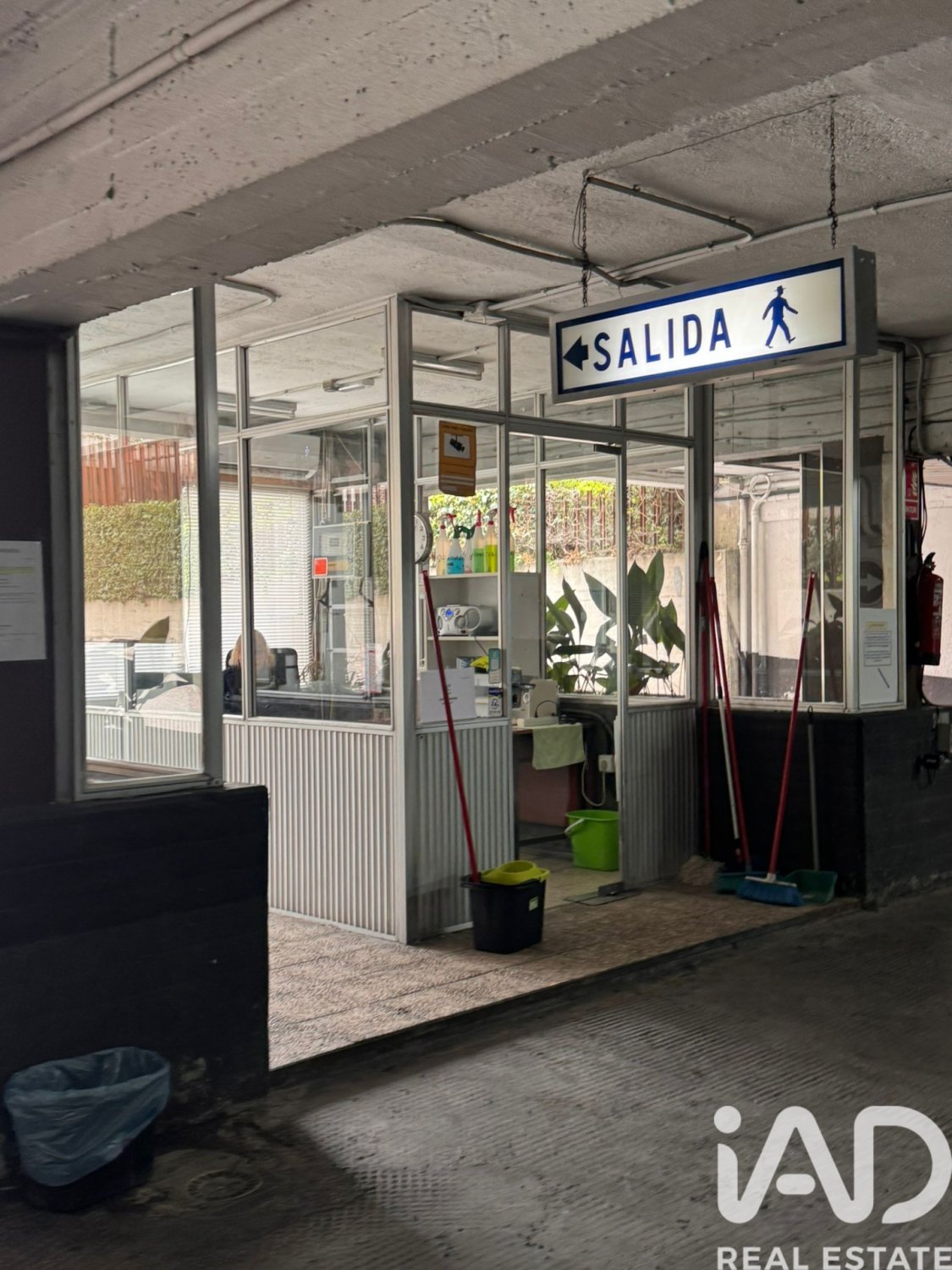 Garage in Madrid, Spain No. 185128