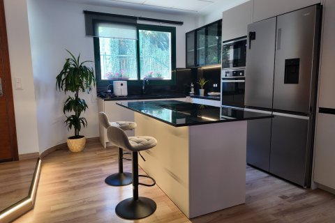 Bungalow en venta en Alicante, España 3 dormitorios, 205 m2 No. 140479 - foto 2