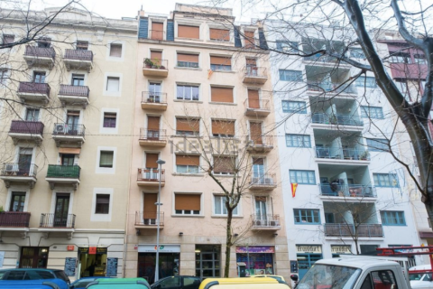 Apartment in Barcelona, Spain 4 bedrooms, 120 sq.m. No. 186687