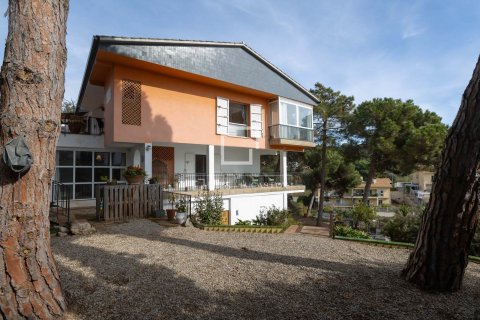 Villa for sale in Arenys de Mar, Barcelona, Spain 7 bedrooms, 493 sq.m. No. 161425 - photo 2