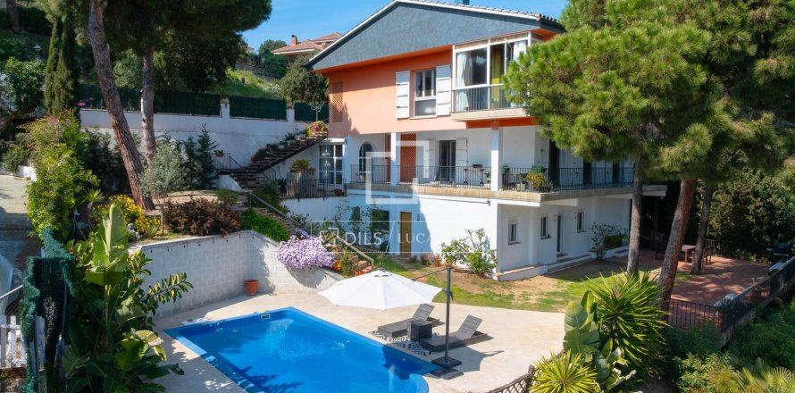 Villa a Arenys de Mar, Barcelona, Spagna 7 camere da letto, 493 mq. N° 161425