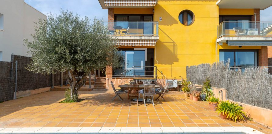 Villa in Sant Vicenc De Montalt, Barcelona, Spain 4 bedrooms, 227 sq.m. No. 161421